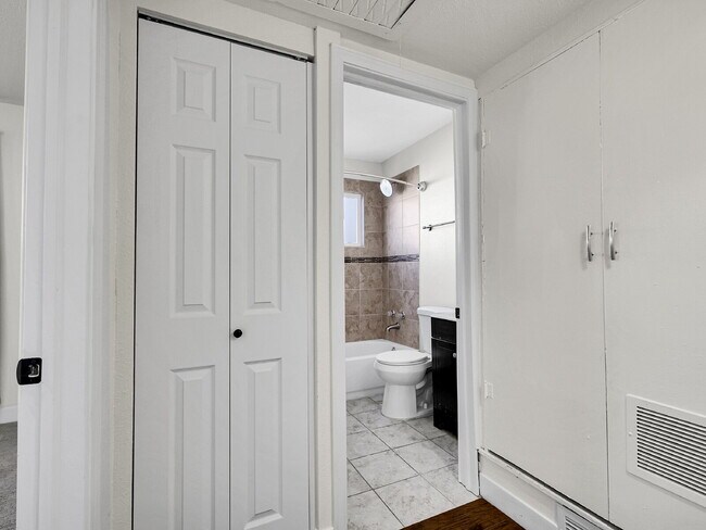 Building Photo - $2,245.95 - $300 OFF - First 2 Months'Rent - 3 Bedrooms, 1.5 Bathrooms, Single Family Home in Aur...