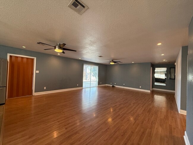 Building Photo - 3035 W 11th Ln