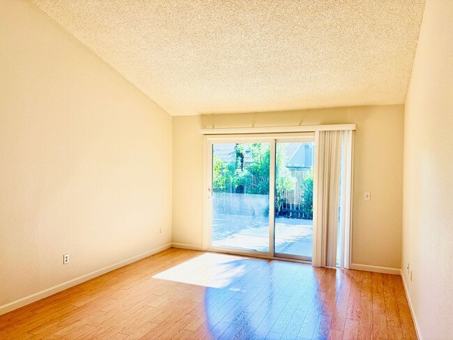 Building Photo - House like 2bed/1.5 Bath Condo with Spacious Corner Yard and 2 Car Garage