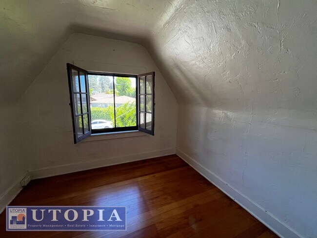 Building Photo - Charming 3 Bedroom, 1.5 Bathroom close to ...