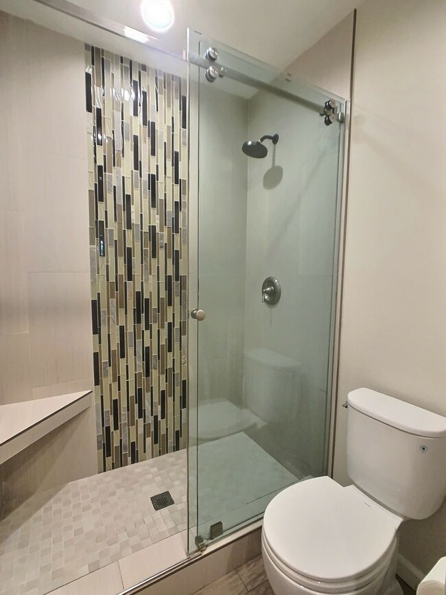 Building Photo - Updated 2 Bedroom /2 Bath Condo in New Hor...