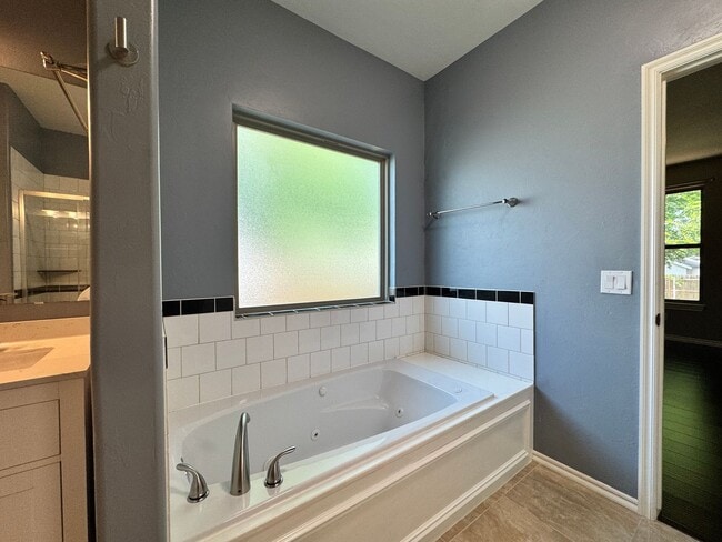 Building Photo - Spacious 3 Bedroom 2.5 Bath Home Near Okla...