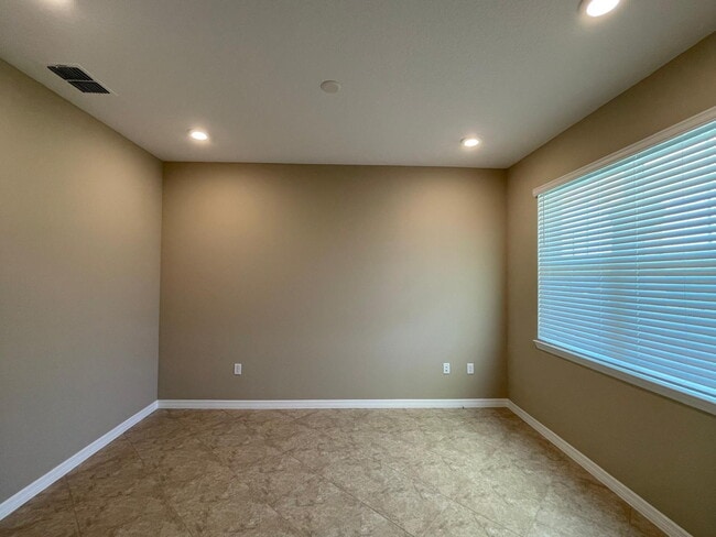 Building Photo - ***Move-In Special: 2 Weeks Free Rent! | B...