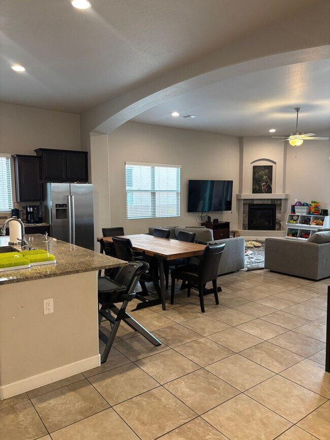 Building Photo - Charming 4 Bedroom 2.5 bath house in a Gat...