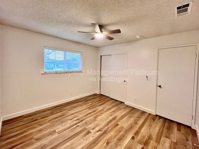 Building Photo - 529 E Escalon Ave