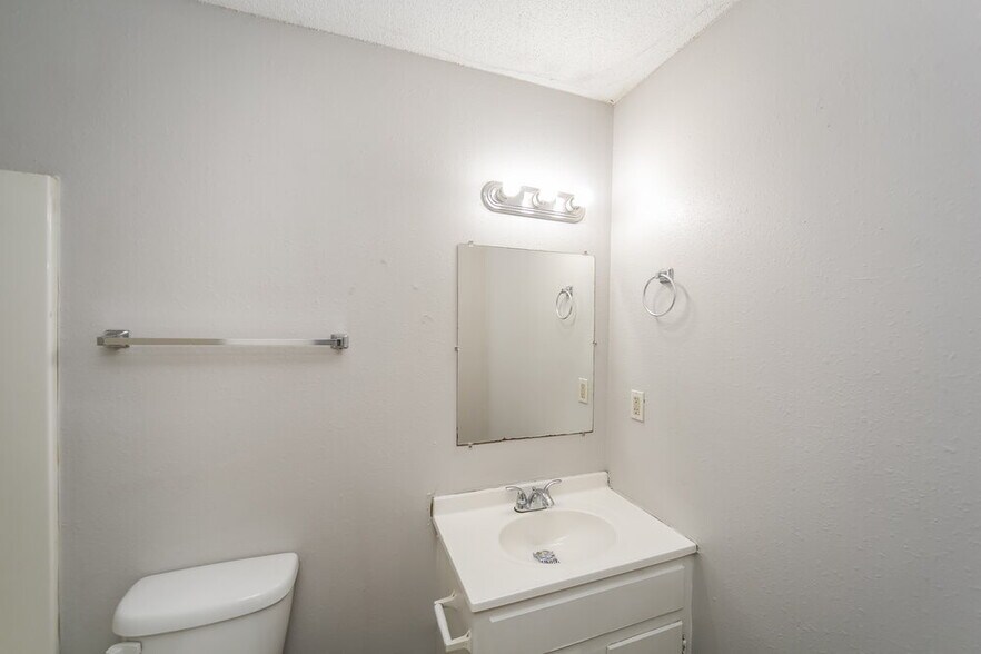Building Photo - 4588 Longtree Ave