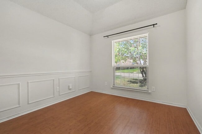Building Photo - 1306 Woodmont Dr