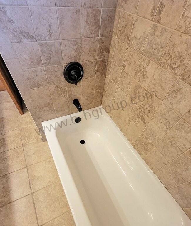 Building Photo - Great Location!