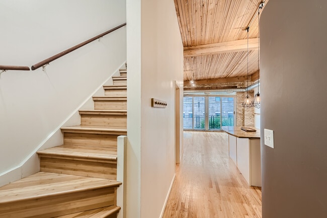 Building Photo - 2333 W Saint Paul Ave