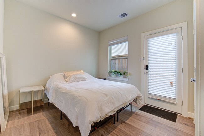 Building Photo - 730 Carriage Knls Dr