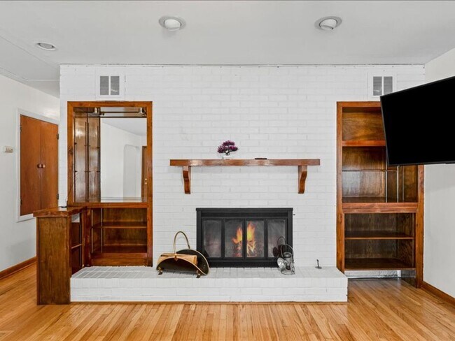 Building Photo - Spacious 3-Bedroom Home with Oversized Garage Space!