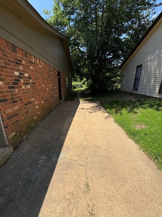 Building Photo - 3385 Barbwood Dr
