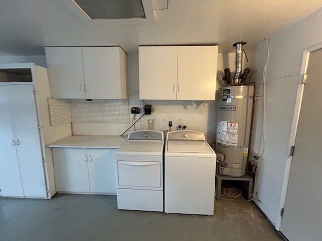 Building Photo - SW 3 Bedroom 2 Bath home with Pool. Yard Care Included.