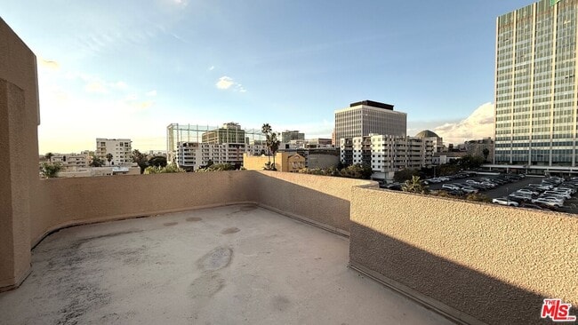 Building Photo - 701 S Kingsley Dr