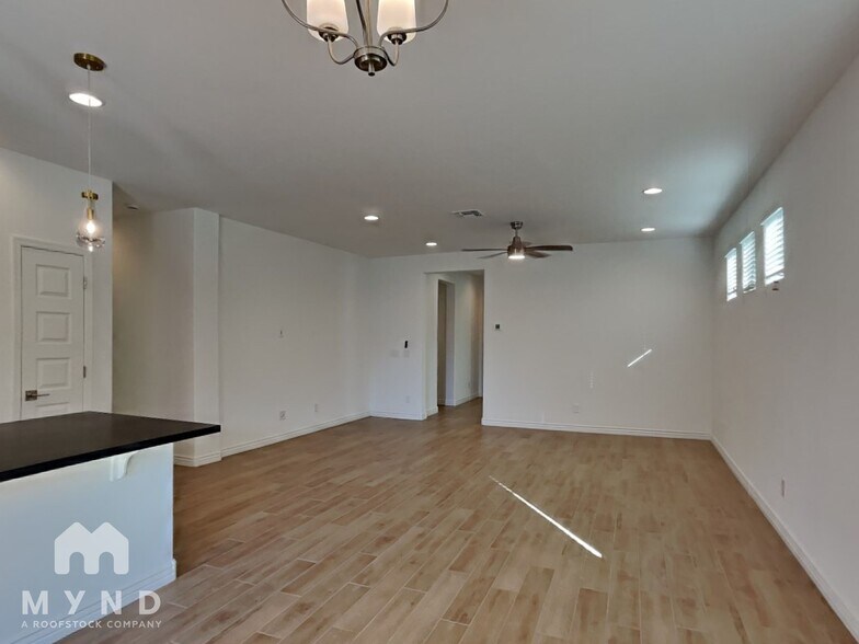 Building Photo - 9959 W Whitton Ave