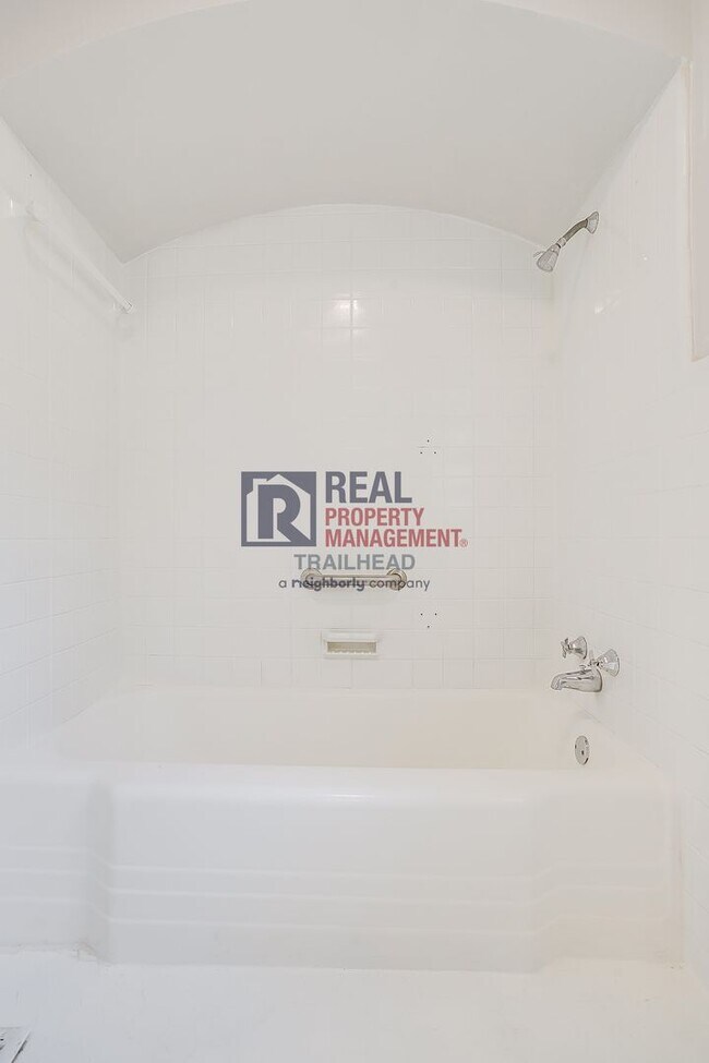 Building Photo - Charming Monticello Townhome – 4 Beds, Upd...