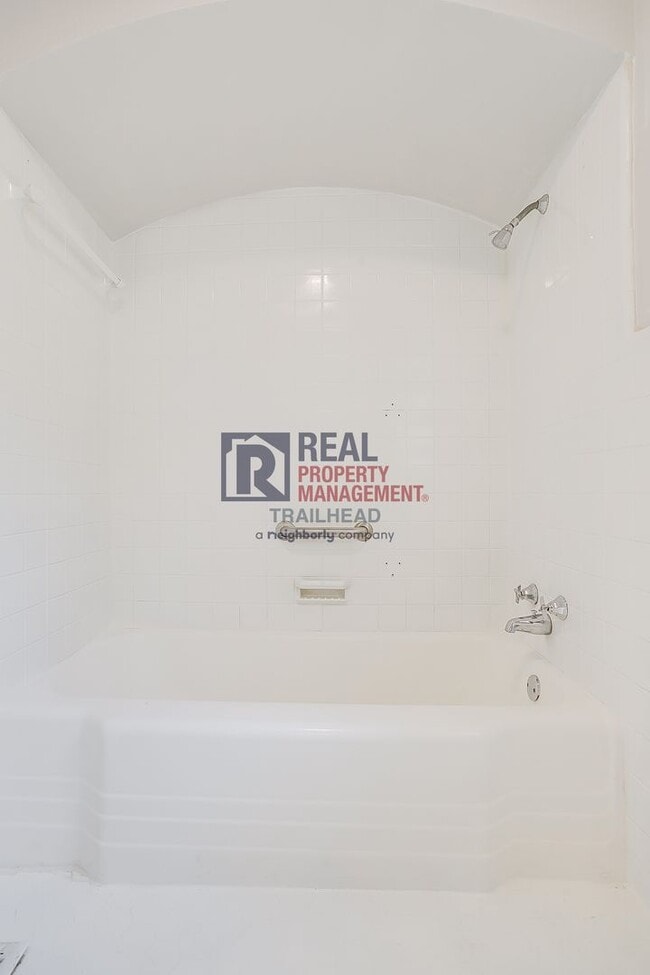 Building Photo - Charming Monticello Townhome – 4 Beds, Updated Kitchen & On-Site Parking