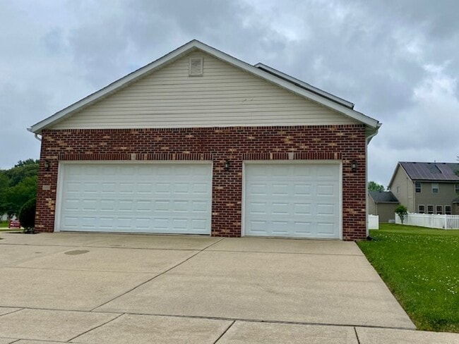 Building Photo - Three Bedroom Executive Home with 2.5 Bath...