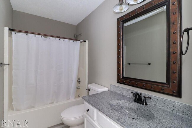 Building Photo - Stunning 4 Bed/3Bath Bi Level