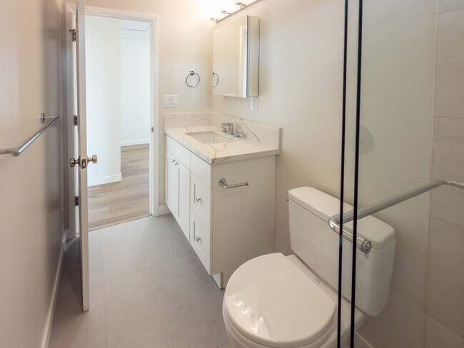 Building Photo - 1000-1006 Tilton