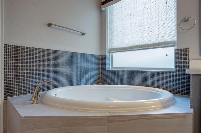 Building Photo - 820 Anahuac Dr