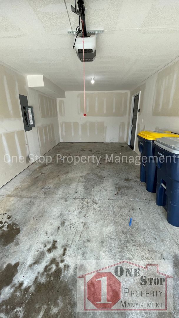 Building Photo - 3 Bedroom, 2.5 Bath Modern Townhome in Nor...
