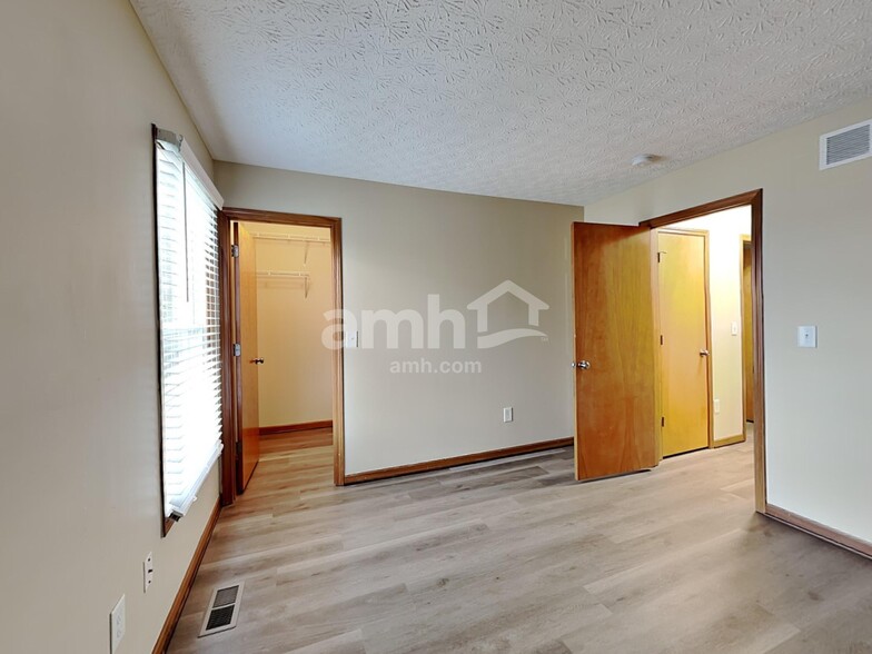 Building Photo - 555 Allis Pl E