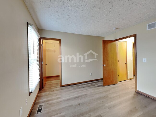Building Photo - 555 Allis Pl E