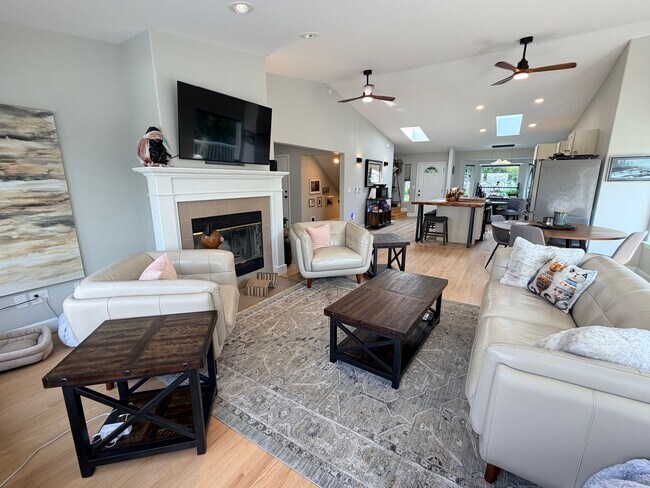 Building Photo - Executive 5 bed/4 bath home, POOL with pool service, decks with VIEWS, two kitchen/living room ar...