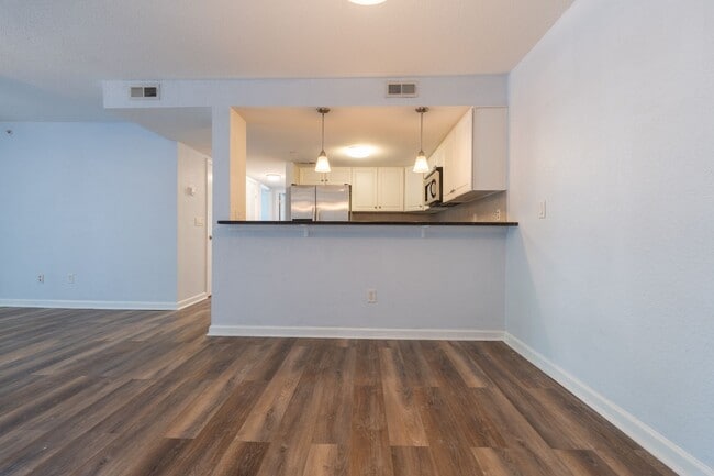 Building Photo - MOVE IN READY 2-bedroom in Virginia Beach!