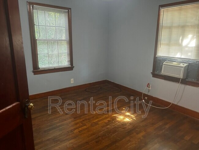 Building Photo - 427 E Deaderick St