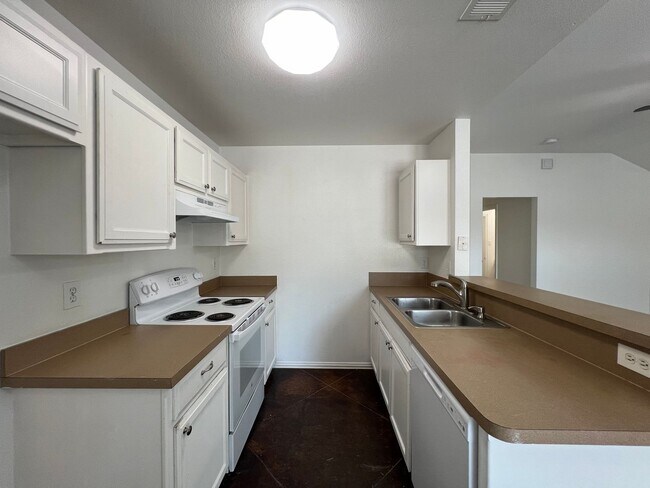 Building Photo - Oakwood521 Units A/B