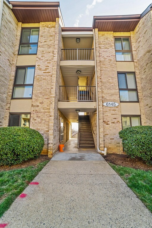 Building Photo - 6145 Edsall Rd