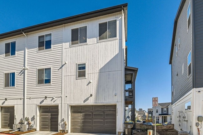 Building Photo - 3 Bedroom, 4 Bath Townhome in Broomfield