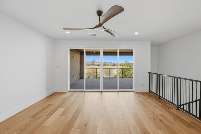 Building Photo - 404 Vista Buena Trl