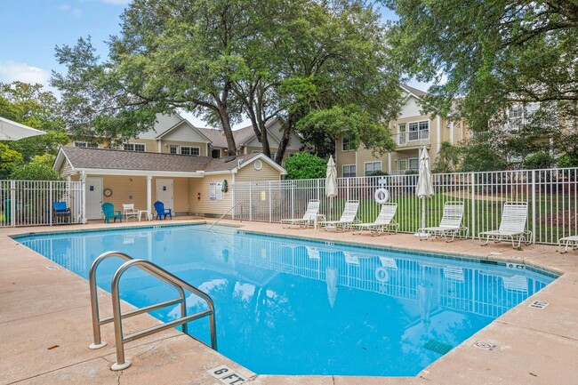 Building Photo - Updated Condo with Community Pool