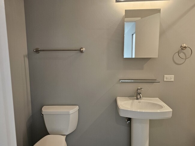 Building Photo - 77 S Evergreen Ave