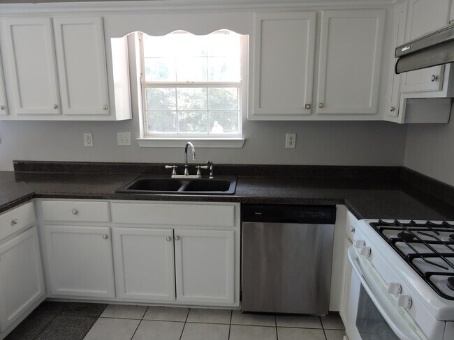 Building Photo - 211 Westview Dr