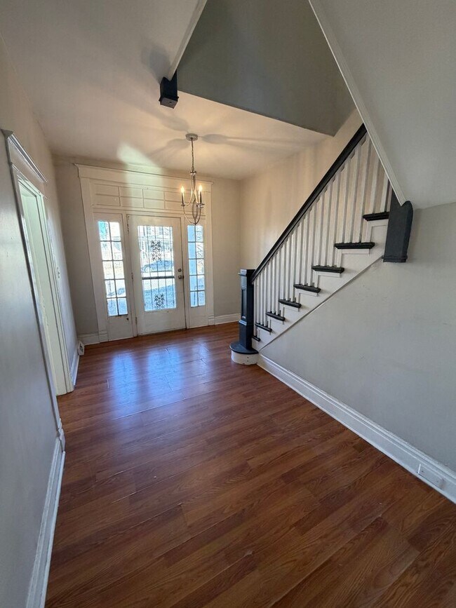 Building Photo - Charming 4bdrm/1.5bth Home Located in Richmond's North Highland Park w/Balcony!!