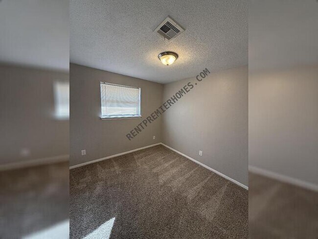 Building Photo - 3938 SE 14th Pl