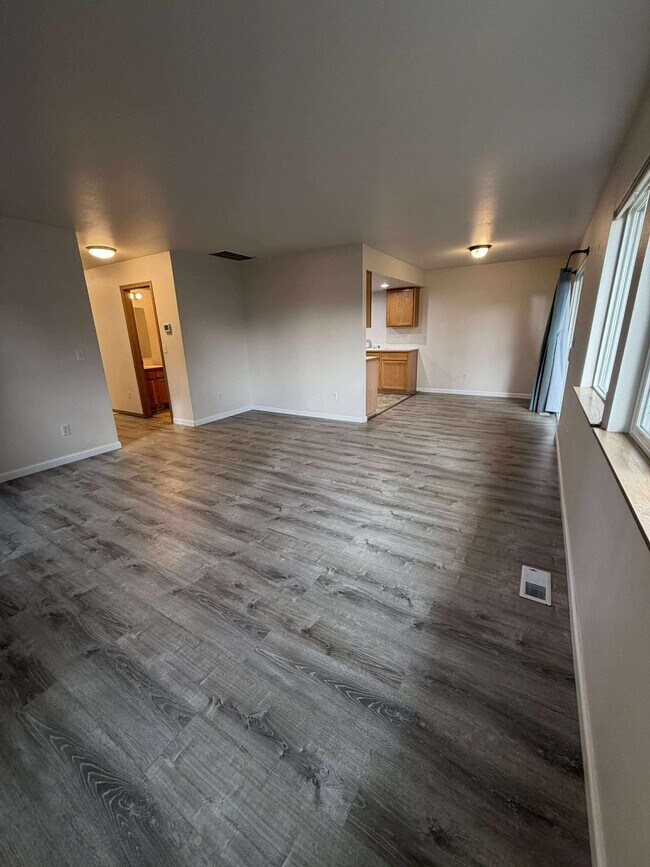 Building Photo - 904 Avalon Ct SE