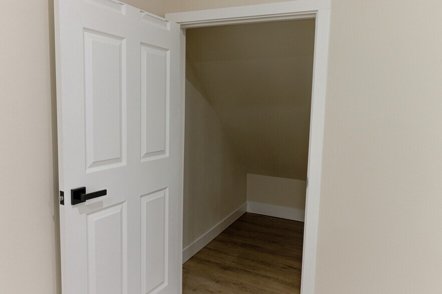 Building Photo - 8202 Mentra St