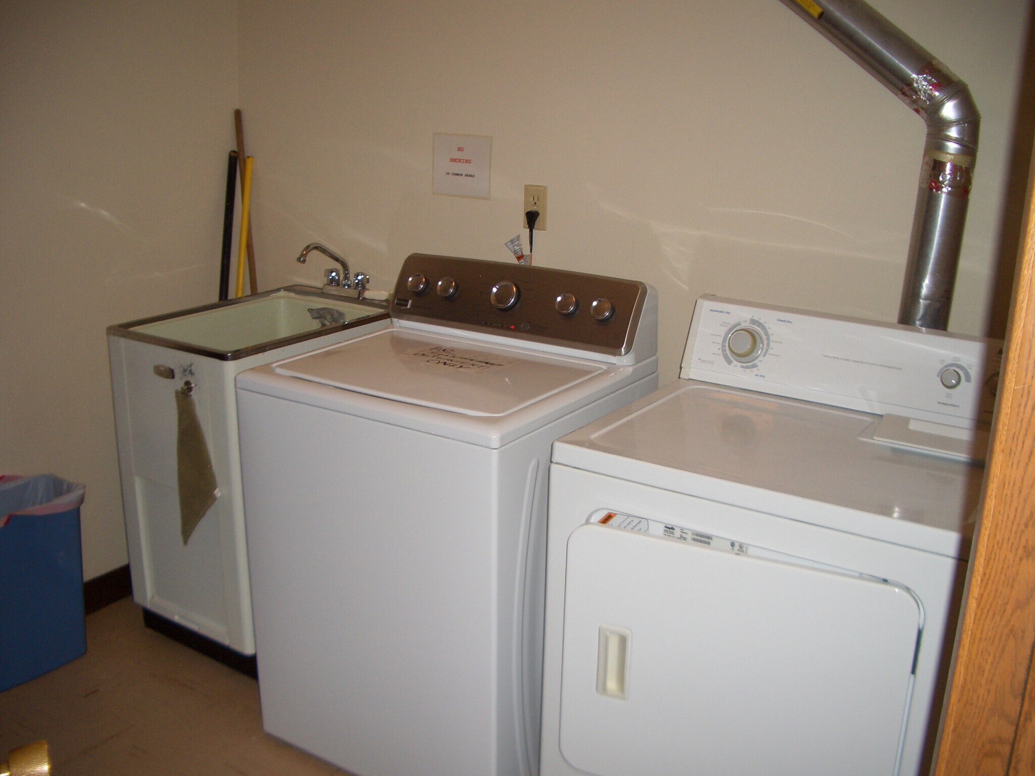 Free use of washer/dryer - 438 Dakota St S