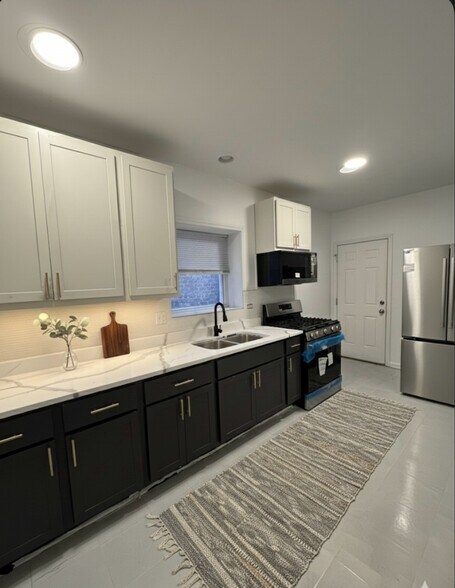 Building Photo - 6838 S King Dr