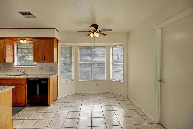 Building Photo - 2202 Saxony Dr