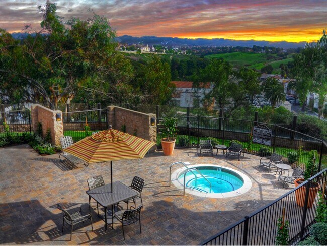 Building Photo - 2 Bedroom Dana Point Condo!
