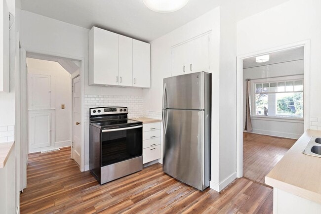 Building Photo - Cute 2-bdrm/2-bath vintage home—Bonus room...