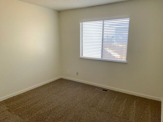 Building Photo - Reno Duplex - 1 Pet Friendly, Garage, Dishwasher, Washer/Dryer Hookups, Central A/C