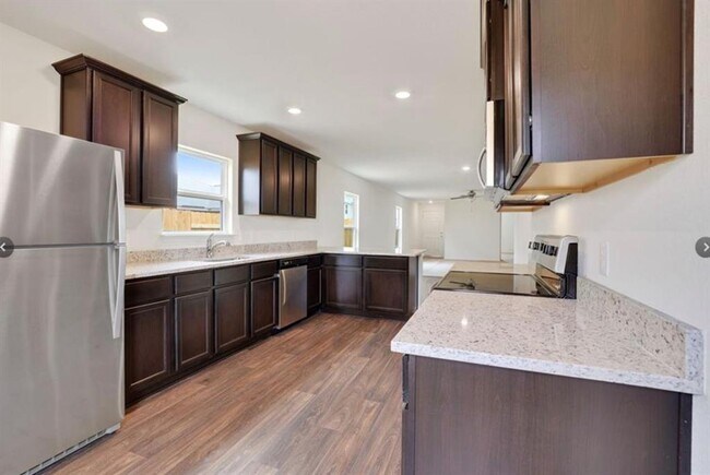 Building Photo - 301 Crescent Park Dr