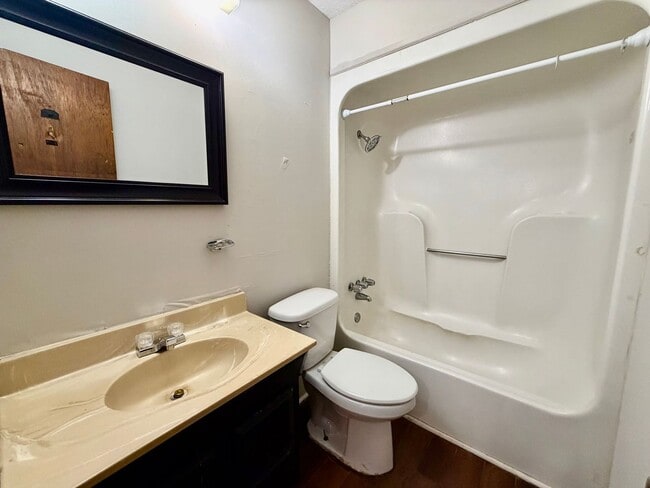 Building Photo - Duplex in Athens! Near Tanner High School.